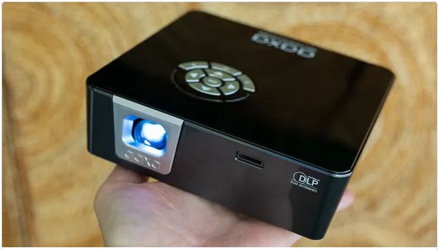 AAXA P6X  بهترین ویدئو پروژکتور جیبی قابل حمل ارزان قیمت با باتری